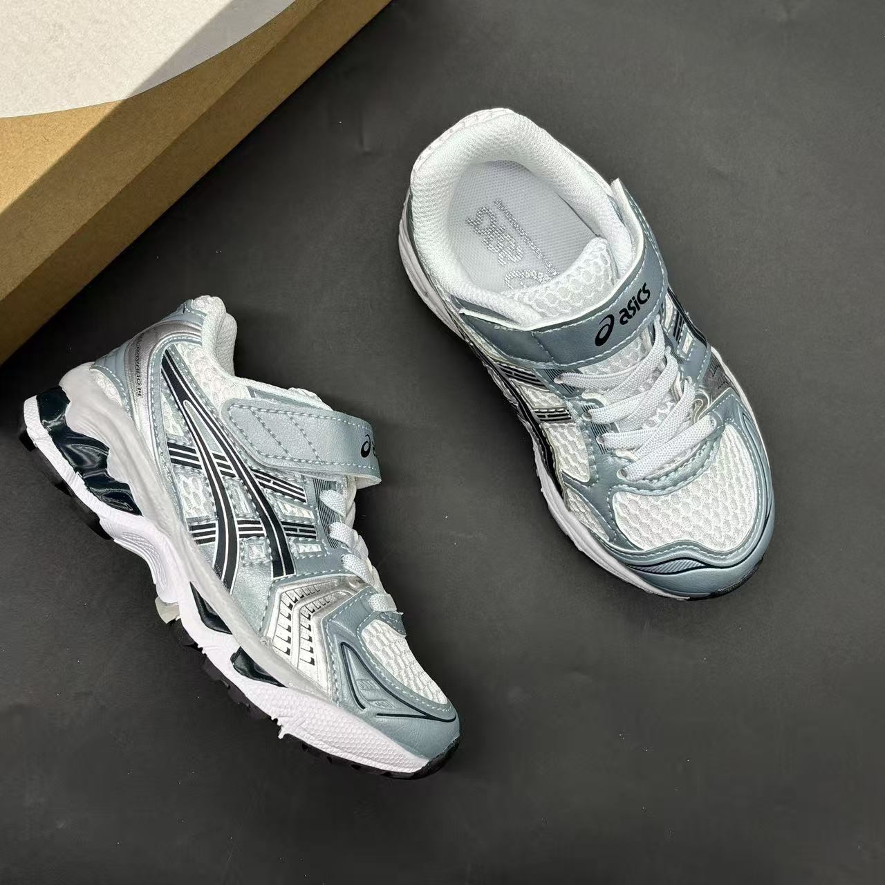 Children's shoes child